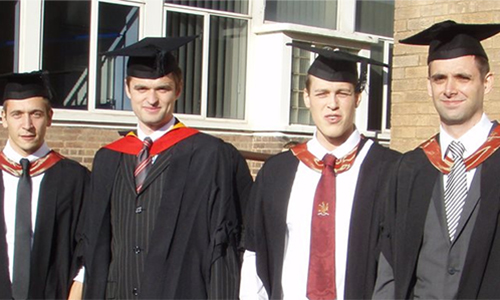 2012 - Absolventen der Fachschule für Technik machen den Bachelorabschluss an der Universität in Wrexham (Wales)